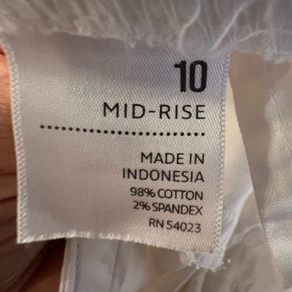 Like New Old Navy size 10 Mid-rise white Capri pants no signs wear or stains - Picture 3 of 10